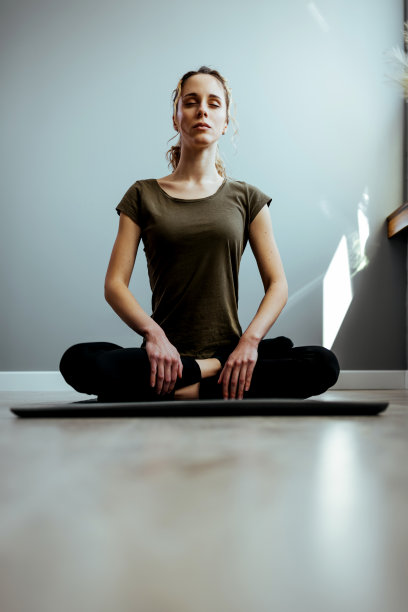 新常态的概念:年轻美丽的白人妇女花她的自由时间单独在她的工作室公寓图片下载