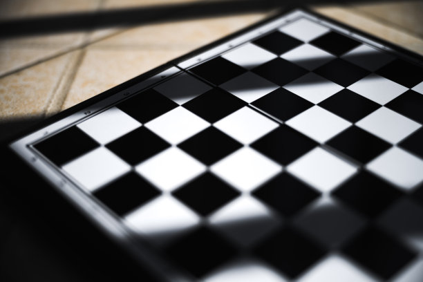 太阳下的棋盘图片下载