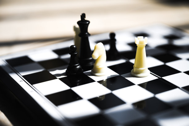 太阳下的棋盘图片下载