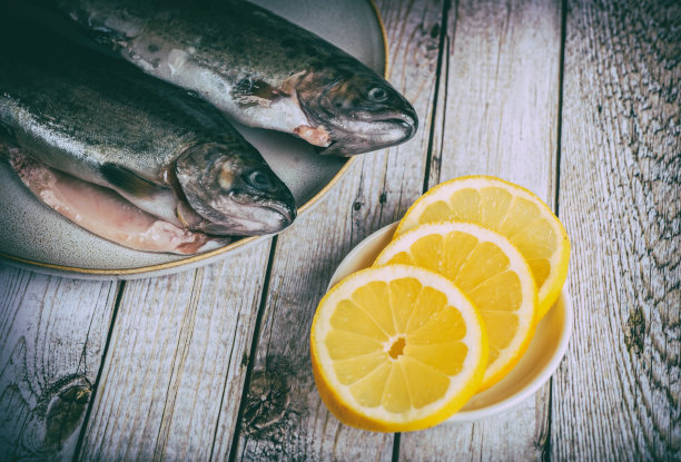 虹鳟鱼-鱼与柠檬盘图片下载