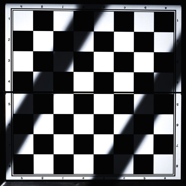 太阳下的棋盘图片下载