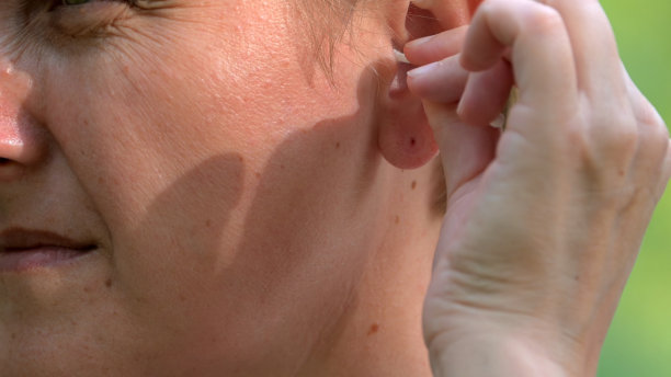 一个留着短发的女孩用一根特殊的魔杖清洁她的耳朵图片下载