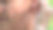 一个留着短发的女孩用一根特殊的魔杖清洁她的耳朵图片下载