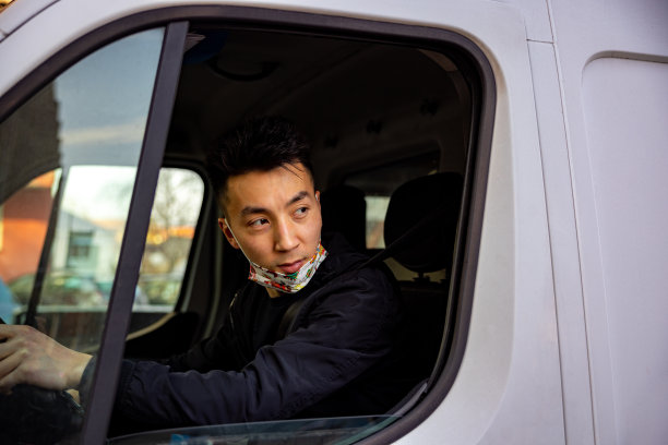 中国年轻的货车司机，深色头发，戴着口罩图片下载