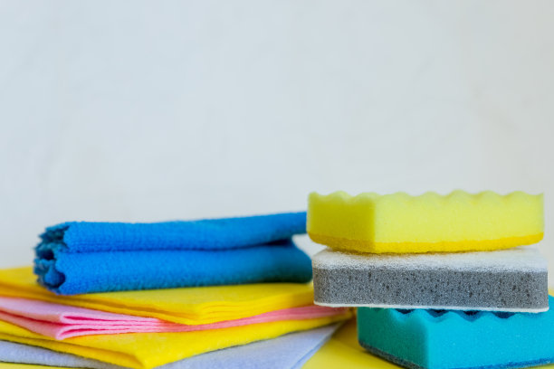 家务，家务和家庭概念，清洁用品在白色背景上。一瓶洗涤剂，橡胶手套和抹布，海绵。家庭清洁卫生用品。本空间图片下载