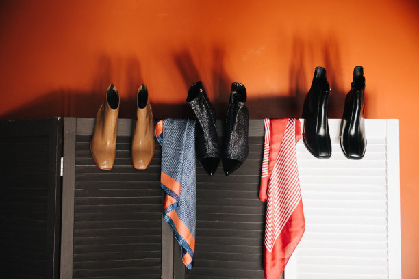 鞋子和短裤在衣柜顶部的特写。图片下载