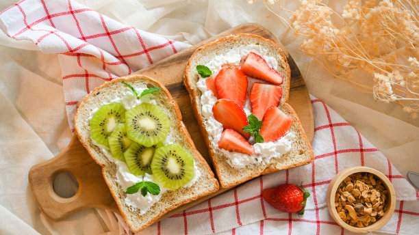 木盘上的草莓吐司和猕猴桃吐司。图片下载