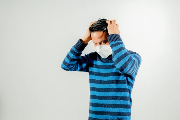 男子不适，头痛，胸痛图片下载