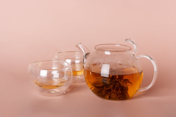 用玻璃杯和茶壶盛的绿茶图片下载