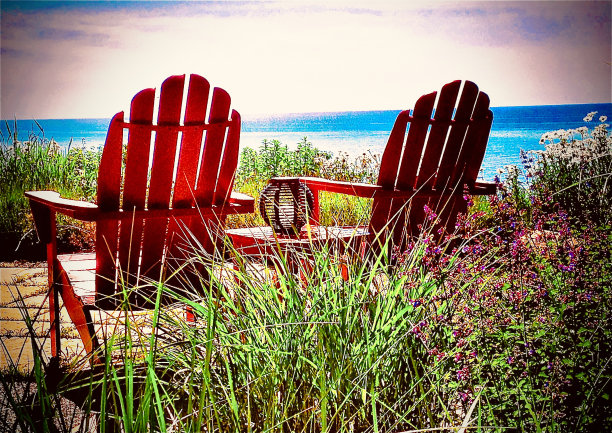 双阿迪朗达克椅子面对着湖图片下载