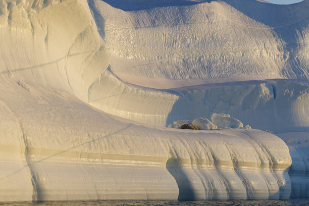 漂浮在北极的极端冰山图片下载