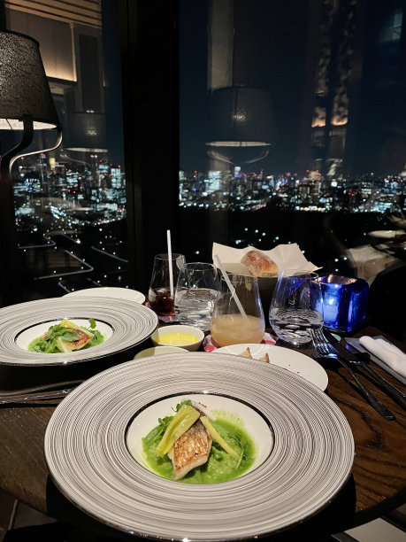 烤鳕鱼和绿豌豆奶油图片下载