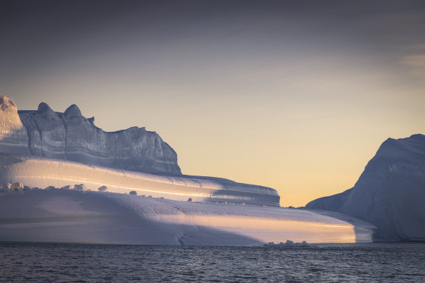 漂浮在北极的极端冰山图片下载