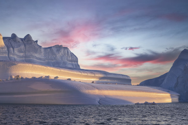 漂浮在北极的极端冰山图片下载