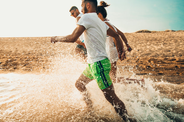 朋友们跳进海里图片下载