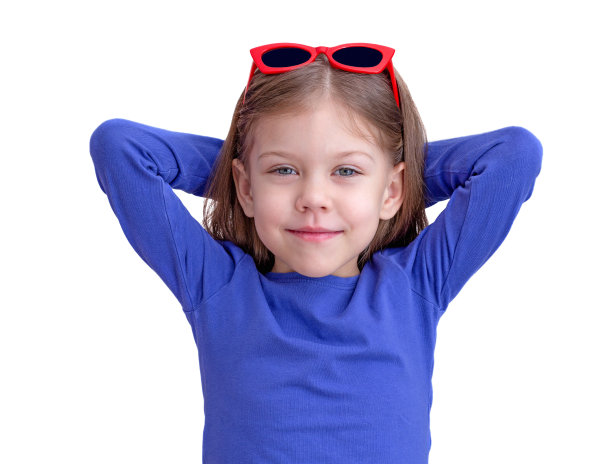 微笑的孩子抱着手臂在脑后休息图片下载