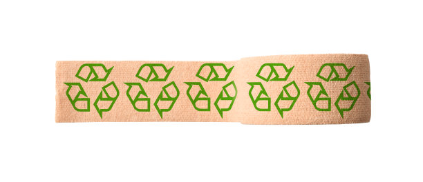 孤立的镜头皮肤颜色绷带与绿色回收符号在白色背景图片下载