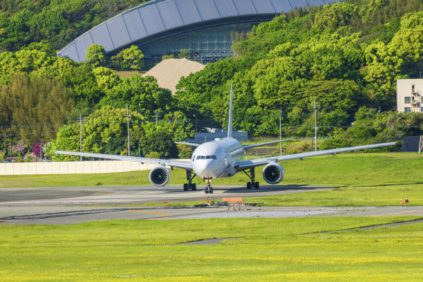 喷气式飞机从福冈机场起飞和降落图片下载