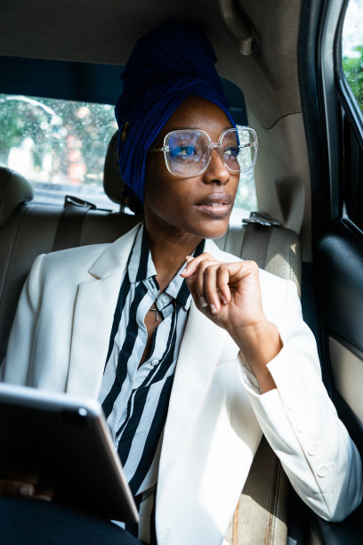 美丽的商务女性开车在机场出发去工作旅行图片下载