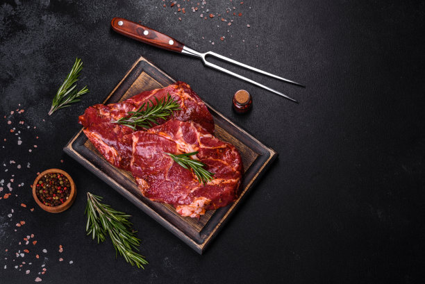 木制砧板上带香料的有机生大理石纹牛肉图片下载