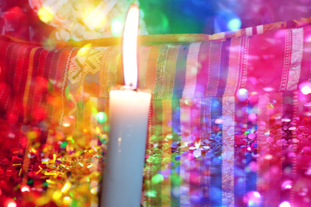 散焦模糊了人们的形象和悼念观念。葬礼上的房子。图片下载