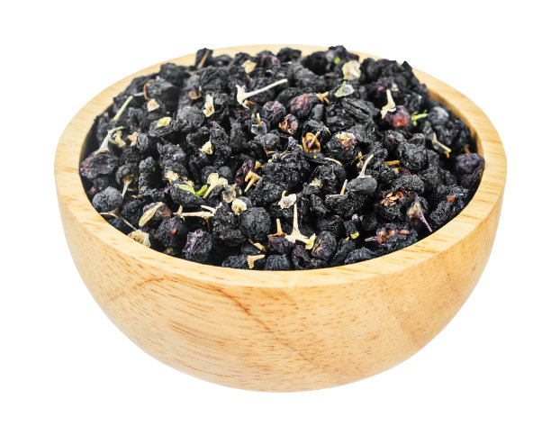 干黑枸杞或黑枸杞在木碗孤立在白色背景。图片下载