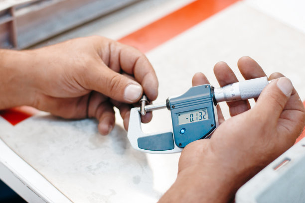 用数字卡尺控制钢螺杆尺寸质量图片下载