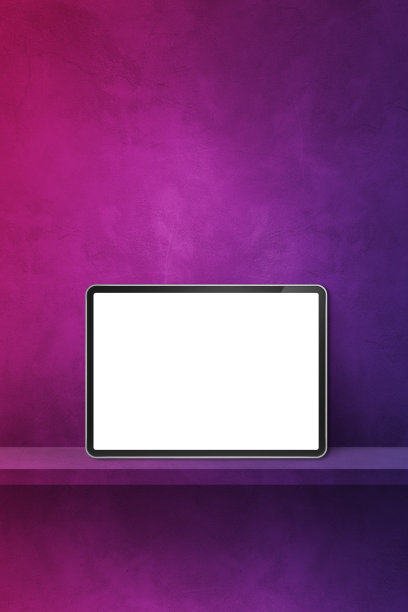 数字平板电脑在紫色墙上的架子上。垂直背景横幅图片下载