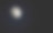 一张明亮的月亮在漆黑的夜空下的详细照片。图片下载