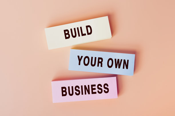 开创自己的事业。色卡上文字的概念。顶部视图图像的卡片和在柔和的米色背景。平把设计图片下载