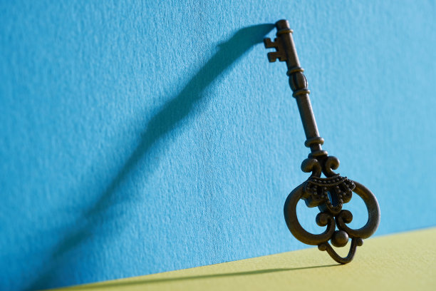 蓝色和黄色背景的复古钥匙图片下载