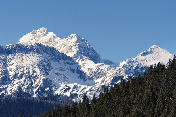 特里格拉夫峰的壮丽景色，它是斯洛文尼亚朱利安阿尔卑斯山的最高峰图片下载