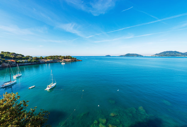 欧洲，意大利，利古里亚，拉斯佩齐亚湾，莱里奇镇前的海景和美丽的海湾图片下载