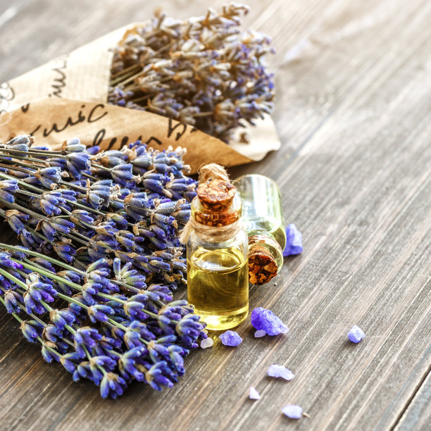 薰衣草的水疗产品，木桌上放着干薰衣草花。将浴盐和按摩油平铺在木制背景上。护肤、美容治疗理念。Lavendula发烟硫酸图片下载