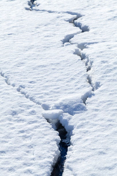 冰冻的湖面上破碎的冰，垂直的冬季照片图片下载