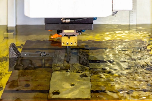 在自动电火花加工(edm)中闭合金属工件和石墨电极图片下载