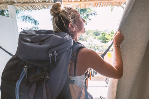 女性旅行背包客抵达热带目的地的住所图片下载