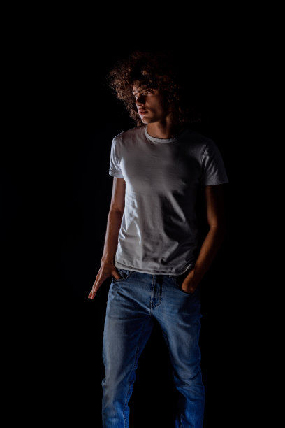 留着非洲式卷发的年轻人图片下载