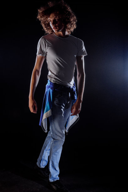 时尚摇滚明星对着黑墙图片下载