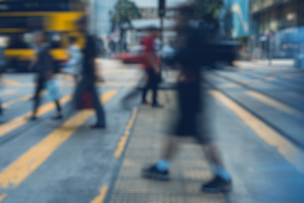 模糊抽象背景下的香港街头行人图片下载