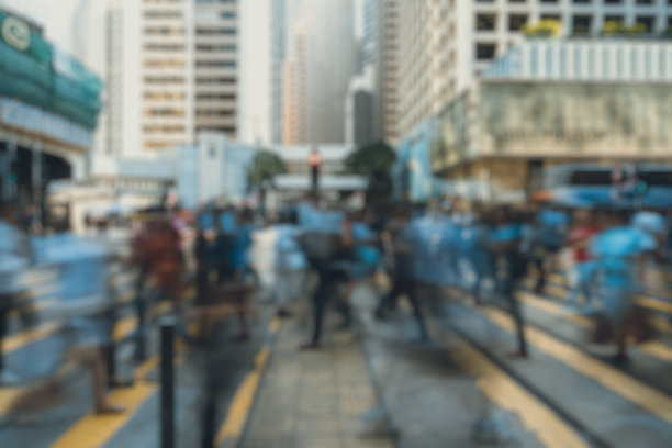 模糊抽象背景下的香港街头行人图片下载