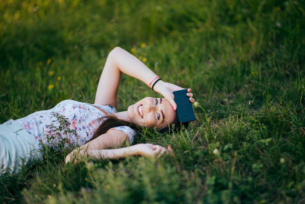 城市里使用智能手机的女性图片下载