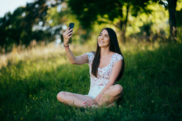 女孩在公园里自拍图片下载