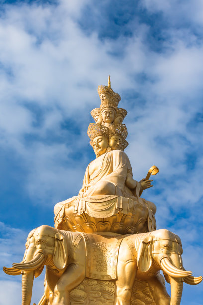 普贤菩萨雕像在峨眉山的金顶，四川，中国。中国四川省峨眉山金顶上的扶森菩萨雕像。中国四川峨眉山的菩提像。图片下载