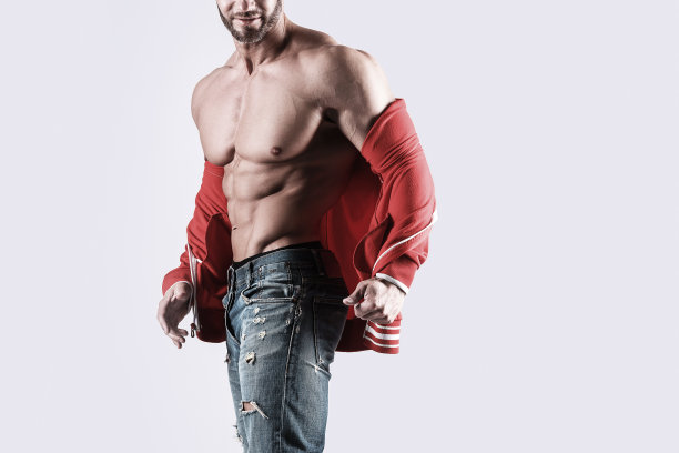 肌肉男，穿着牛仔裤的健美运动员图片下载