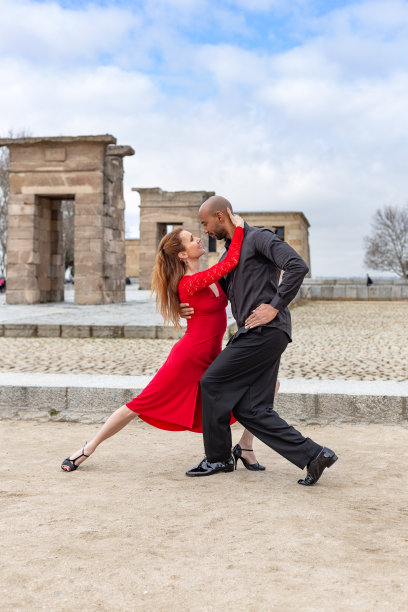 西班牙马德里，多种族夫妇在德伯德神庙跳探戈图片下载