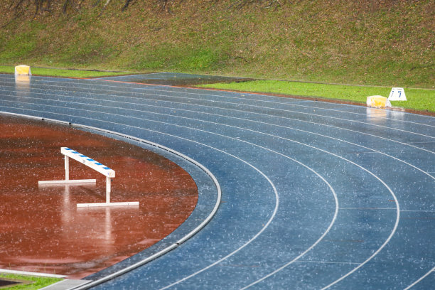 一个雨天的田径赛图片下载