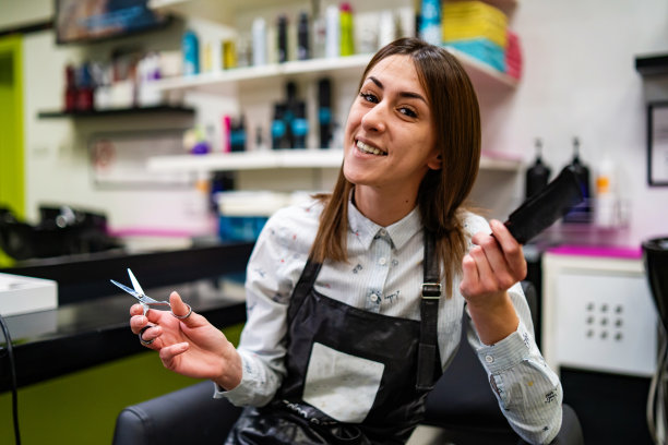 美丽的年轻成年女性发型师图片下载