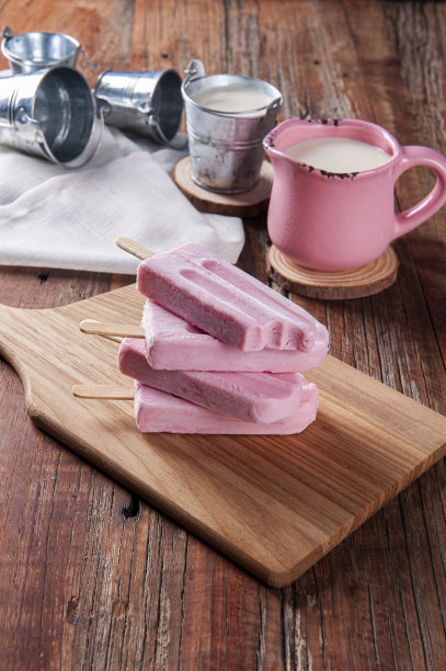 各种草莓酸奶冰棒。其中一个被咬了，少了一块。副本的空间。图片下载