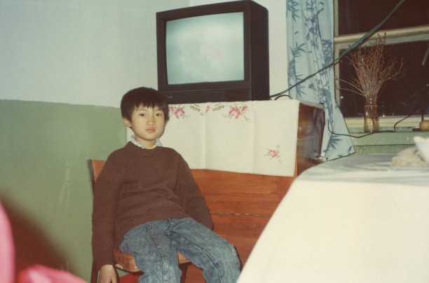 20世纪80年代中国小男孩做作业图片下载